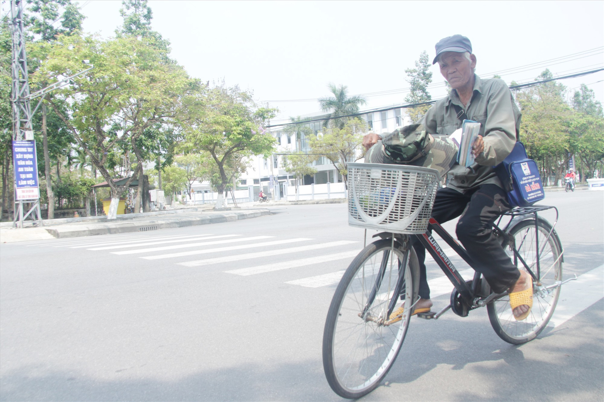 Cụ ông Lê Bảo Bình (75 tuổi) miệt mài bán vé số trên những con đường nắng chói chang với phương tiện chỉ là chiếc xe đạp cà tàng.