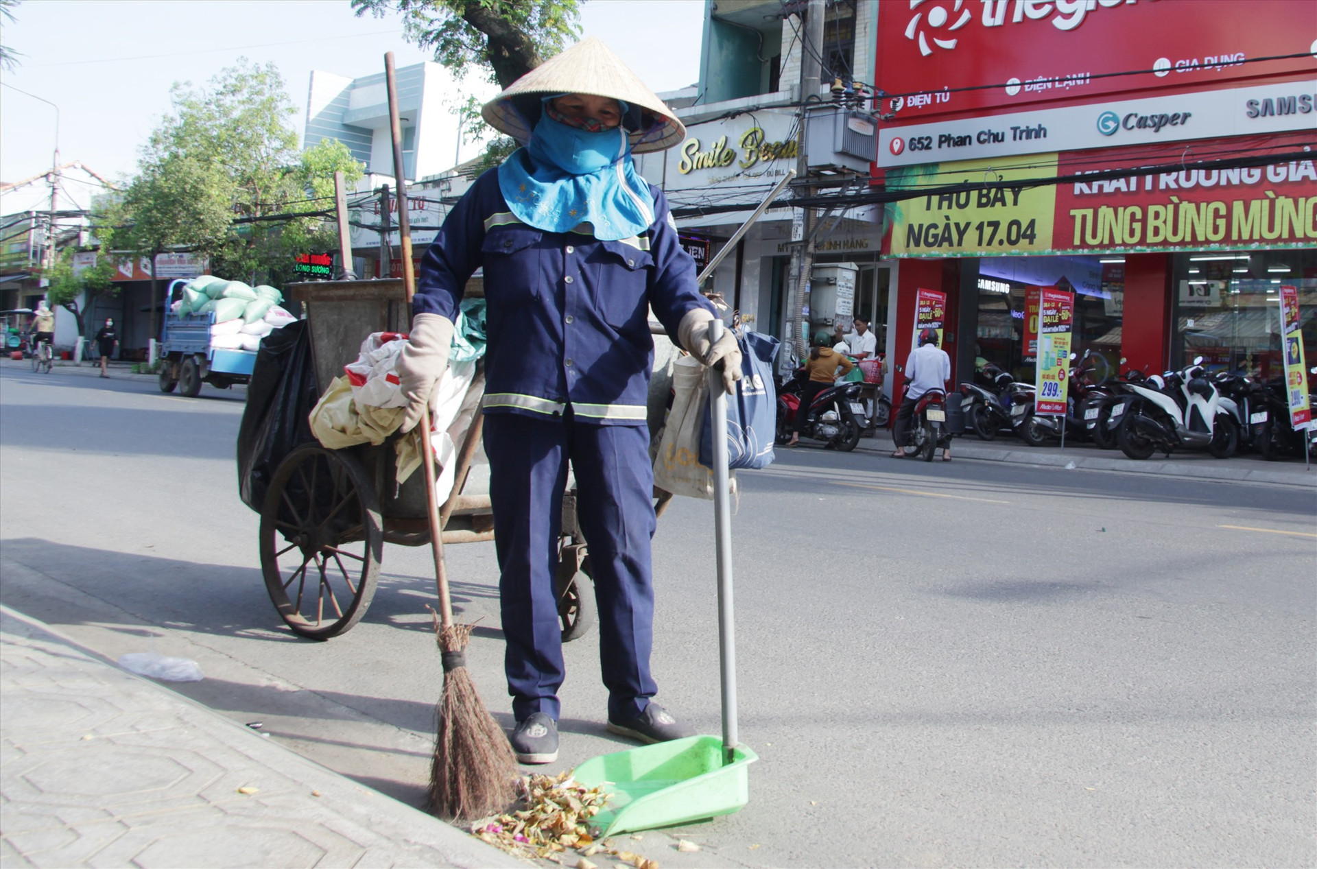 Bà Tình (52 tuổi, công nhân vệ sinh môi trường đô thị) vẫn cố hoàn thành việc vệ sinh đường phố trên đường Phan Châu Trinh vào lúc 14 giờ ngày 11.5.