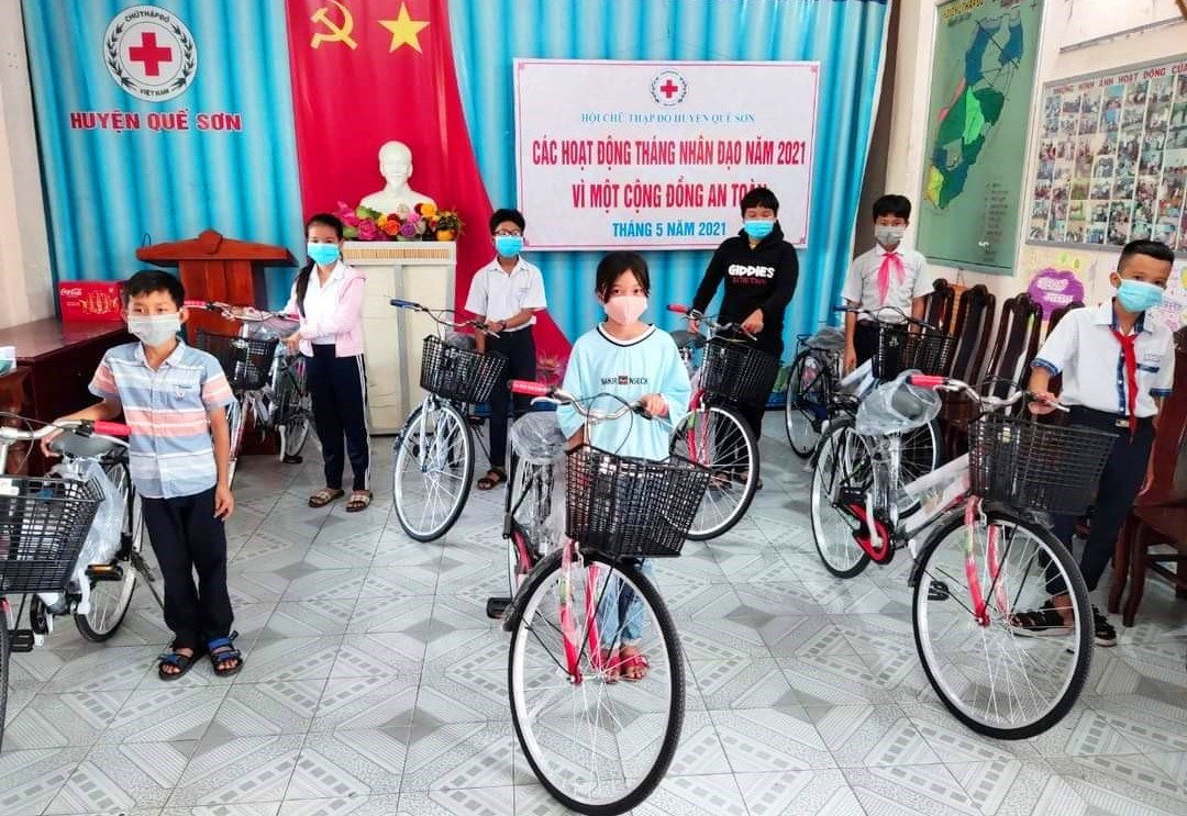 Hoạt động trao xe đạp của Hội CTĐ trong “Tháng nhân đạo“. Ảnh: CTV