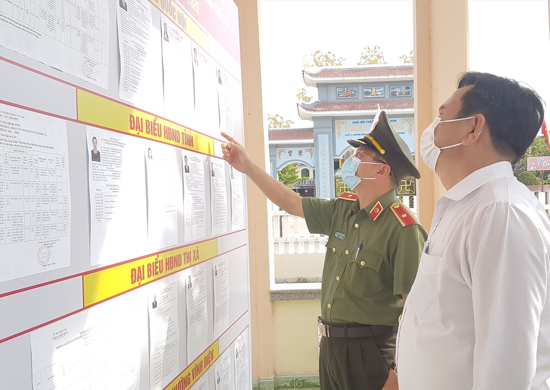 Thiếu tướng Nguyễn Đức Dũng kiểm tra công tác chuẩn bị bầu cử tại Điện Bàn sáng 11.5. Ảnh: L.D