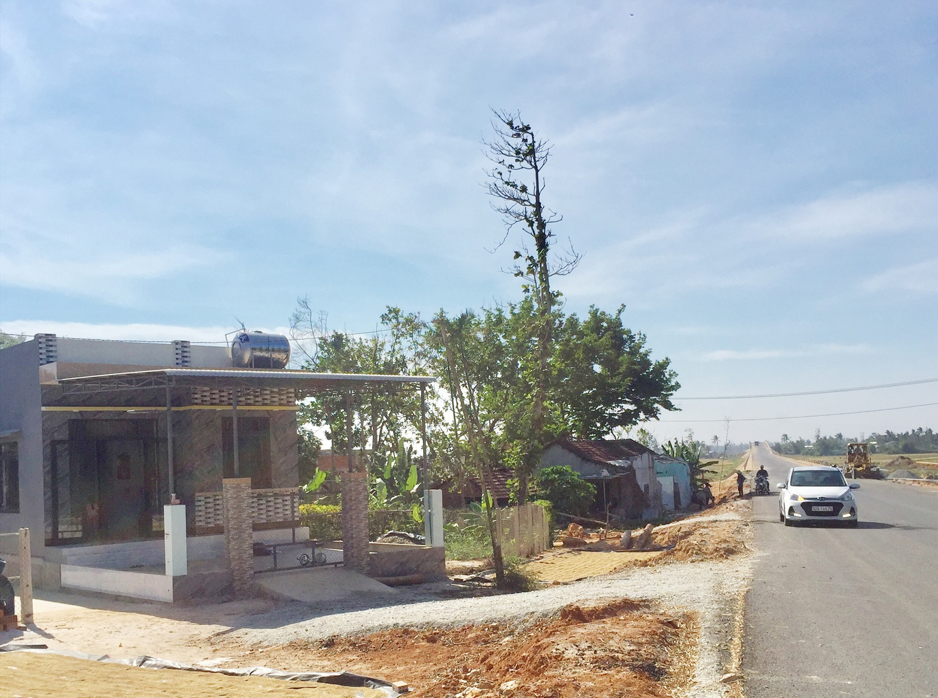 Người dân xây dựng nhà kiên cố trong vệt phía tây đường Võ Chí Công qua xã Tam Hòa (khu vực này được quy hoạch xây dựng làn đường giai đoạn 2).