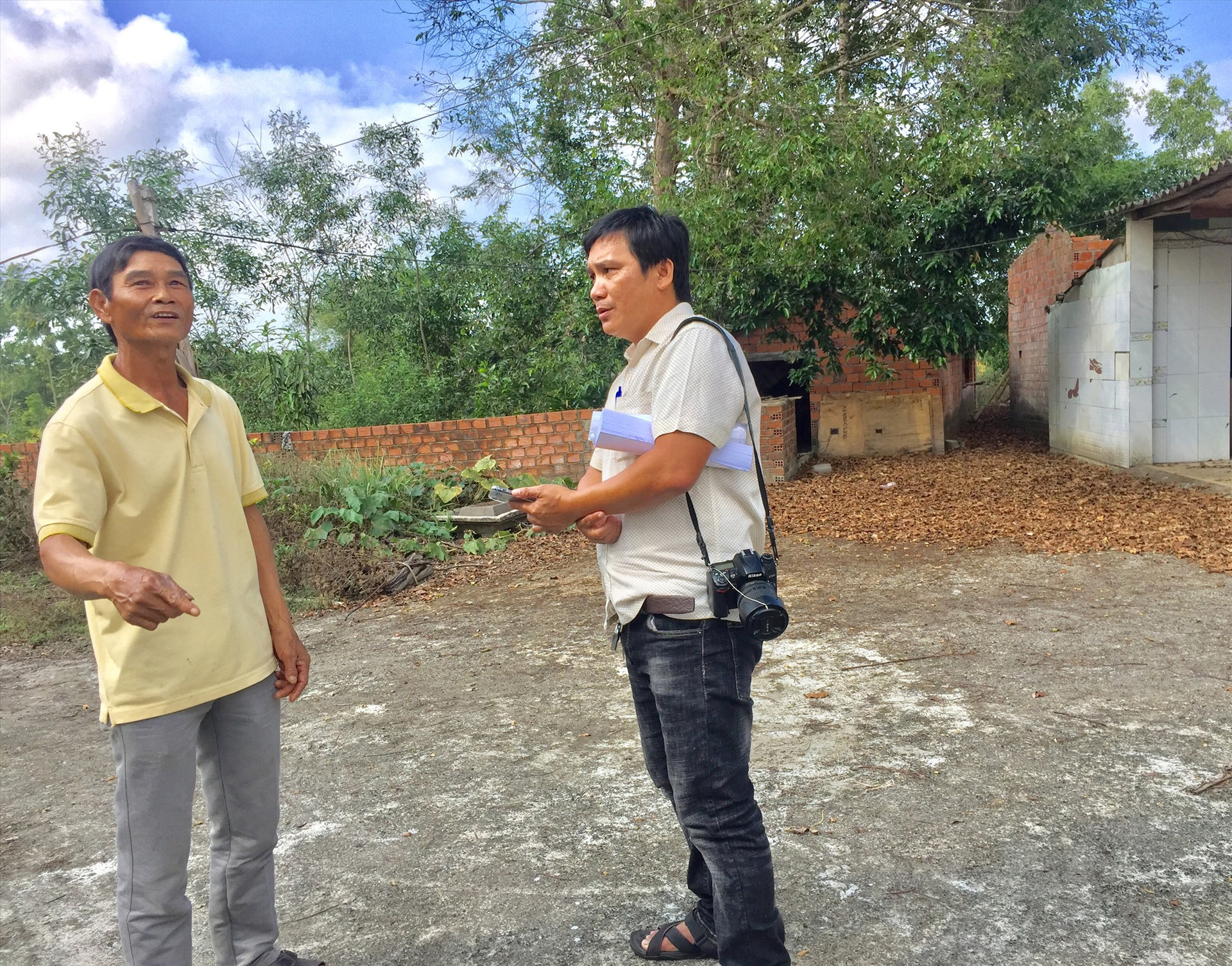 Ông Võ Thanh Đà (thôn Xuân Ngọc, xã Tam Anh Nam) trao đổi với phóng viên về hiện trạng khu đất bị ảnh hưởng bởi dự án (ảnh chụp cuối tháng 4.2021). Ảnh: T.M