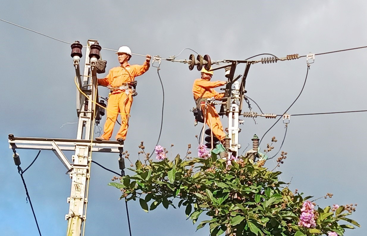 Điện lực Hiệp Đức nỗ lực khắc phục sự cố điện cho đồng bào vùng sạt lở Phước Sơn.