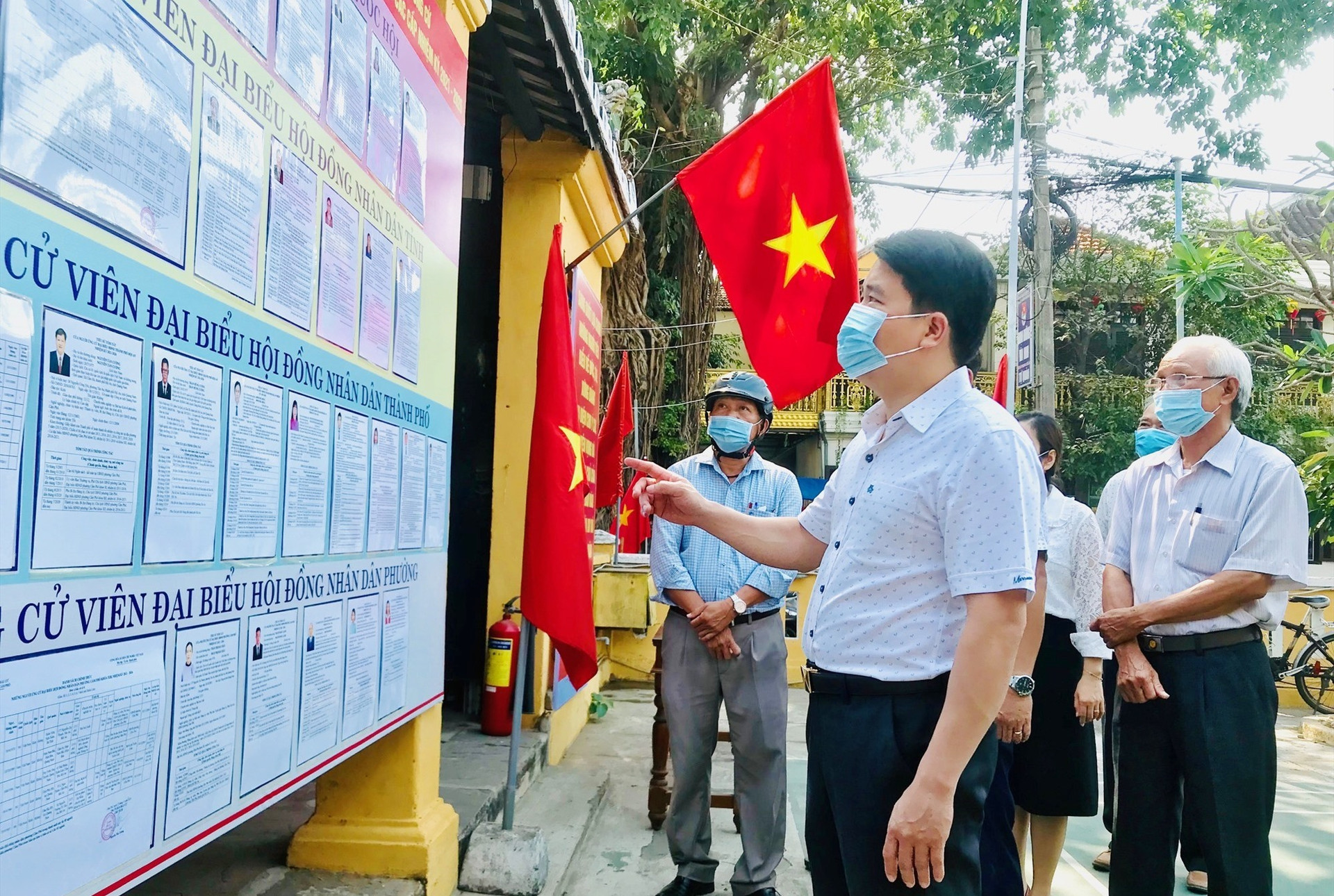 Lãnh đạo tỉnh kiểm tra một khu vực bỏ phiếu ở phường Cẩm Phô, TP.Hội An. Ảnh: Q.T