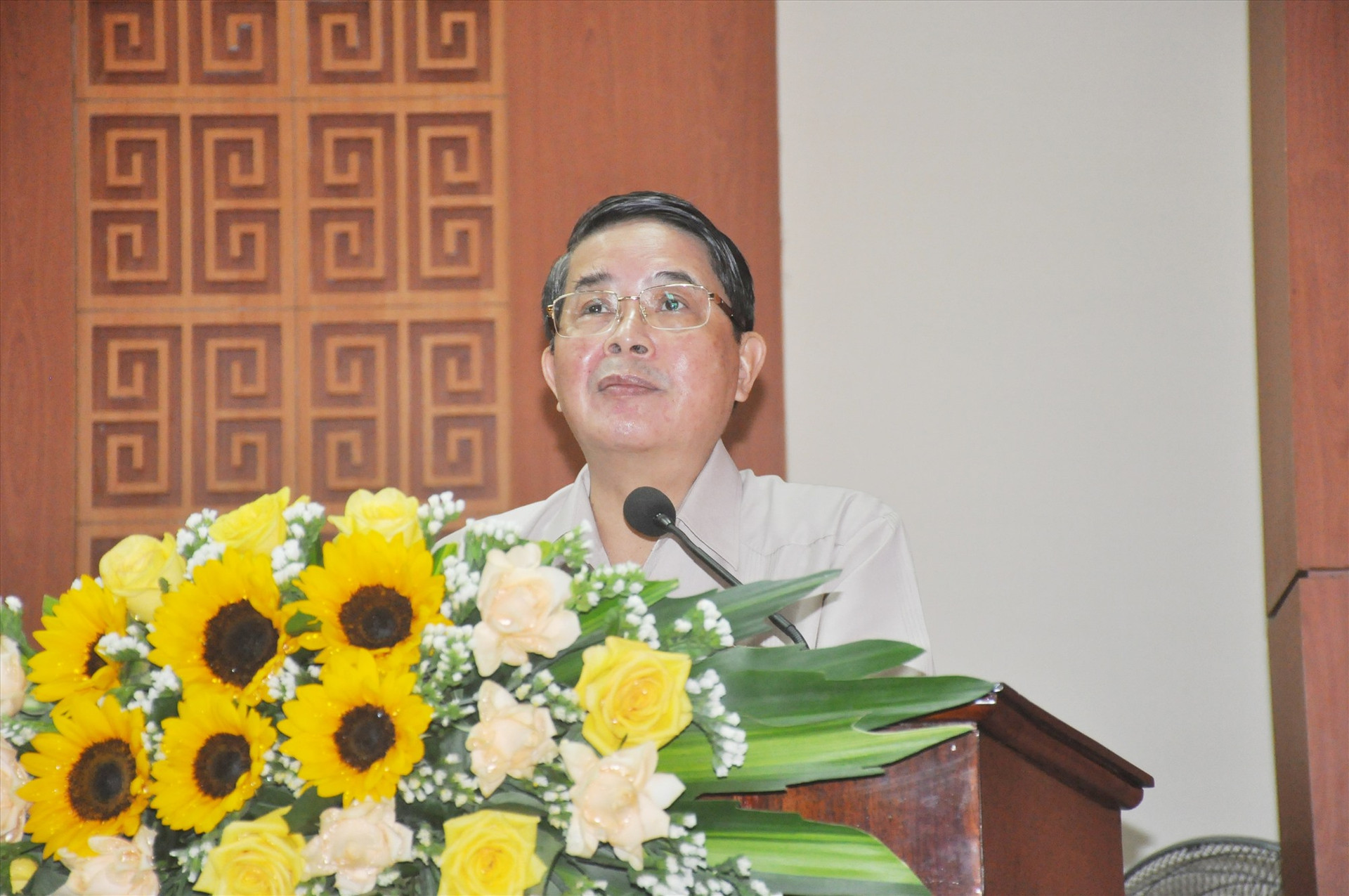 Phó Chủ tịch Quốc hội Nguyễn Đức Hải tiếp thu, trao đổi các nội dung được cử tri đơn vị bầu cử số 3 gửi gắm. Ảnh: N.Đ