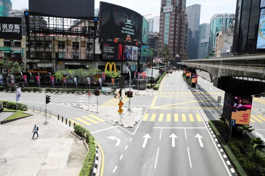 Thành phố Kuala Lumpur vắng vẻ khi Malaysia tái phong tỏa toàn quốc vì Covid-19. Ảnh: Reuters