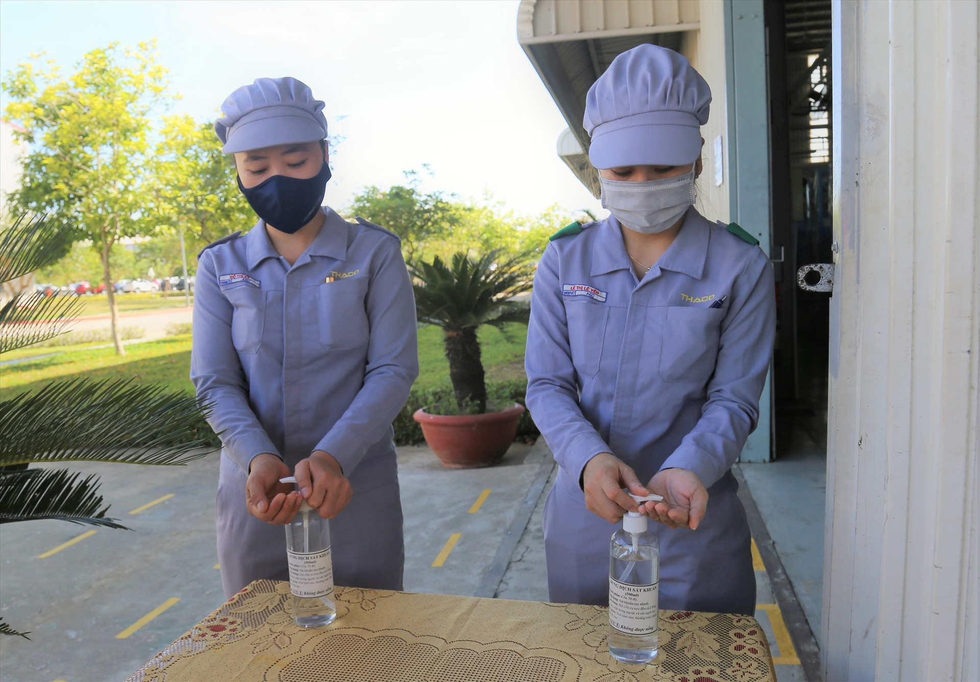 Công nhân Công ty THACO Trường Hải thực hiện sát khuẩn tay trước khi làm việc. Ảnh: TCCC