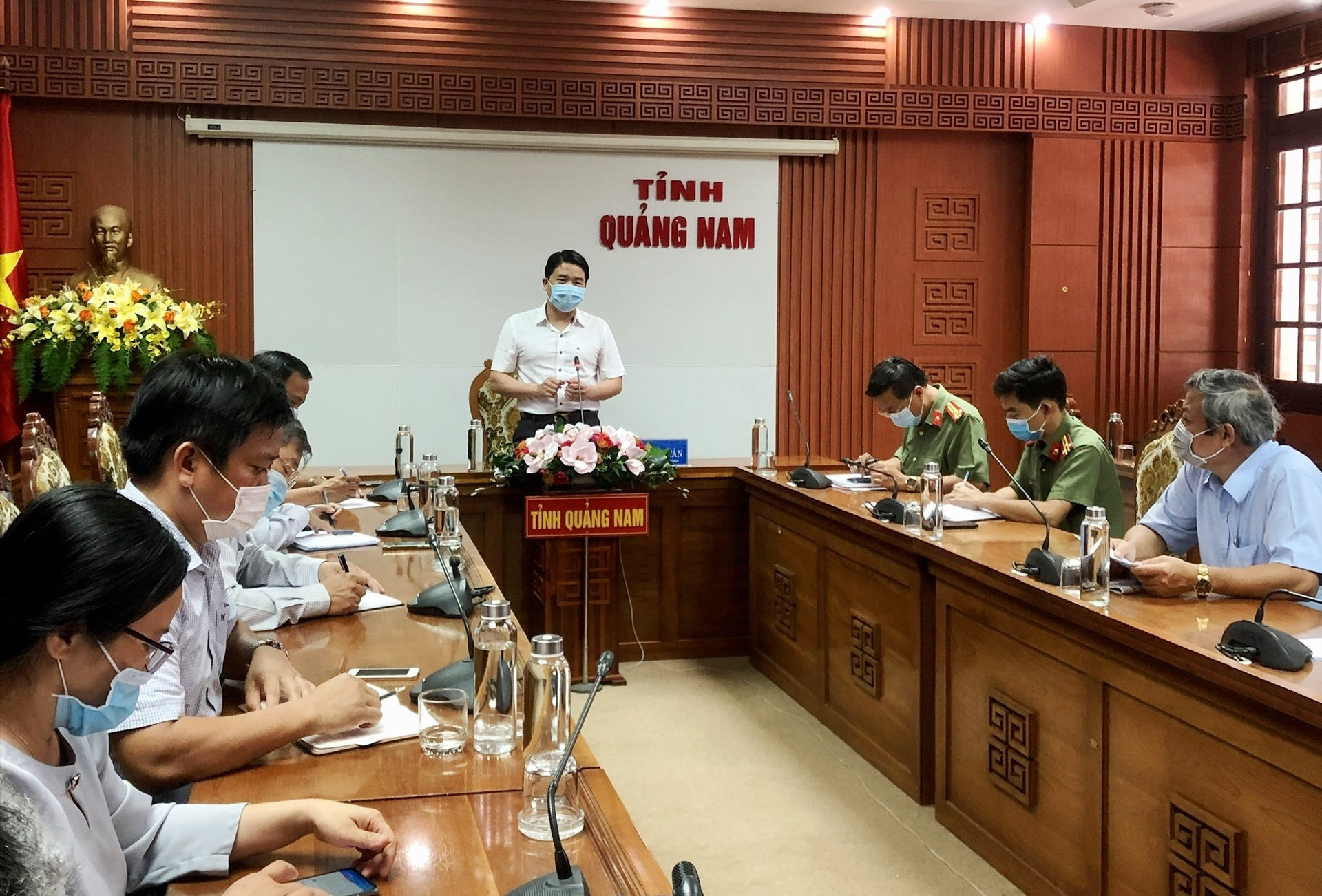 Phó Chủ tịch UBND tỉnh Trần Văn Tân chủ trì buổi làm việc. Ảnh: X.H