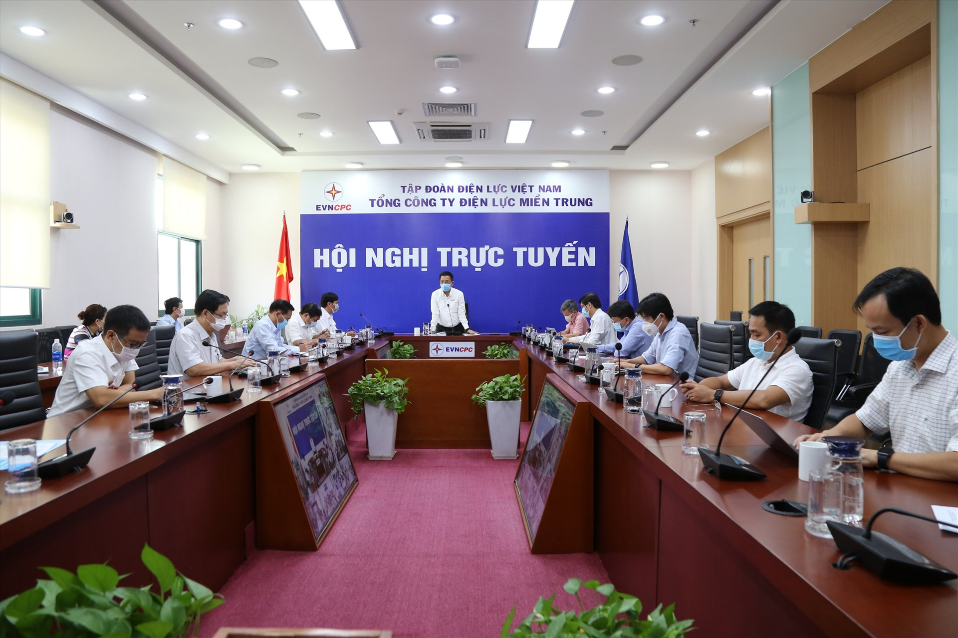 Tổng giám đốc EVNCPC Ngô Tấn Cư chỉ đạo tại cuộc họp trực tuyến phòng chống dịch COVID -19.