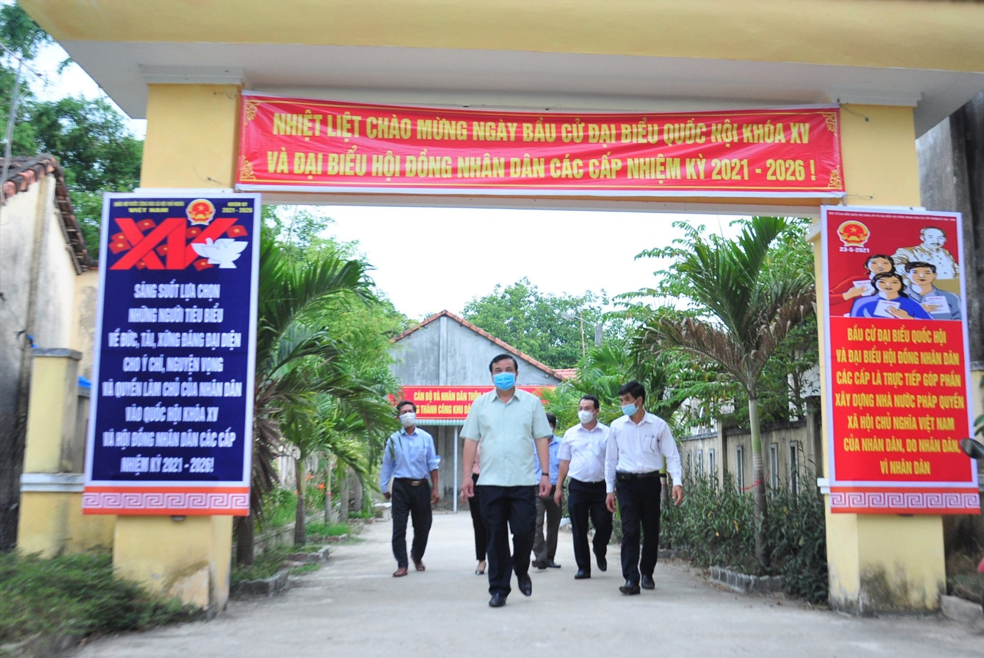 Việc trang trí tuyên truyền bầu cử tại khu vực bỏ phiếu thôn An Hòa (xã Tam An). Ảnh: VINH ANH