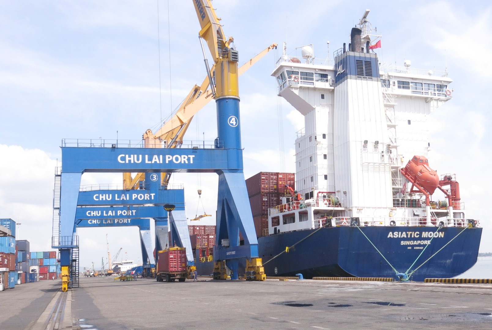 Tàu cập cảng và nhiều phương tiện, khách hàng ra vào cảng tạo ra nguy cơ lây nhiễm dịch bệnh tại cảng Chu Lai - Trường Hải. Ảnh: T.DŨNG