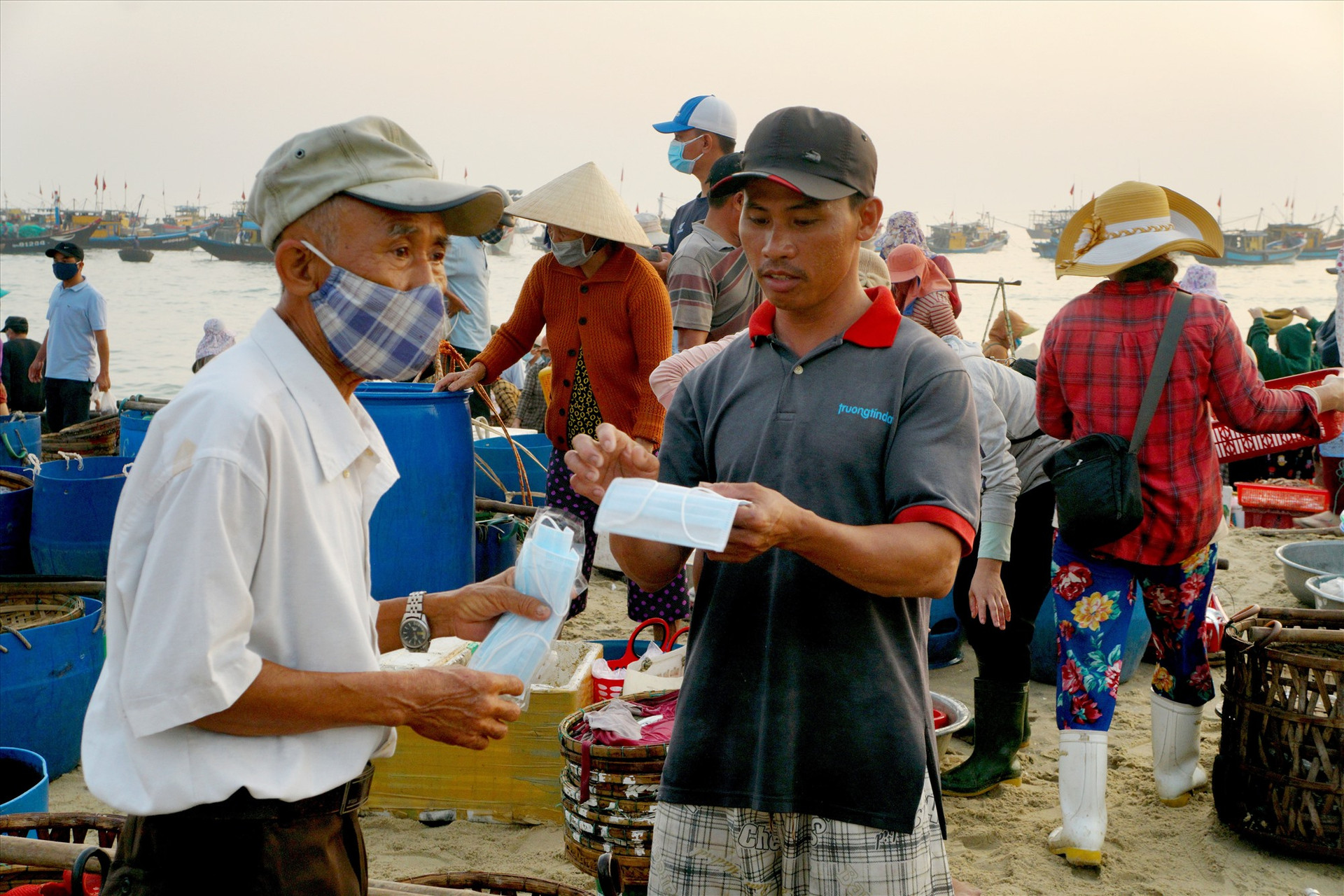 Phát và hướng dẫn người dân đeo khẩu trang để phòng chống dịch bệnh Covid-19. Ảnh: Nguyễn Điện Ngọc