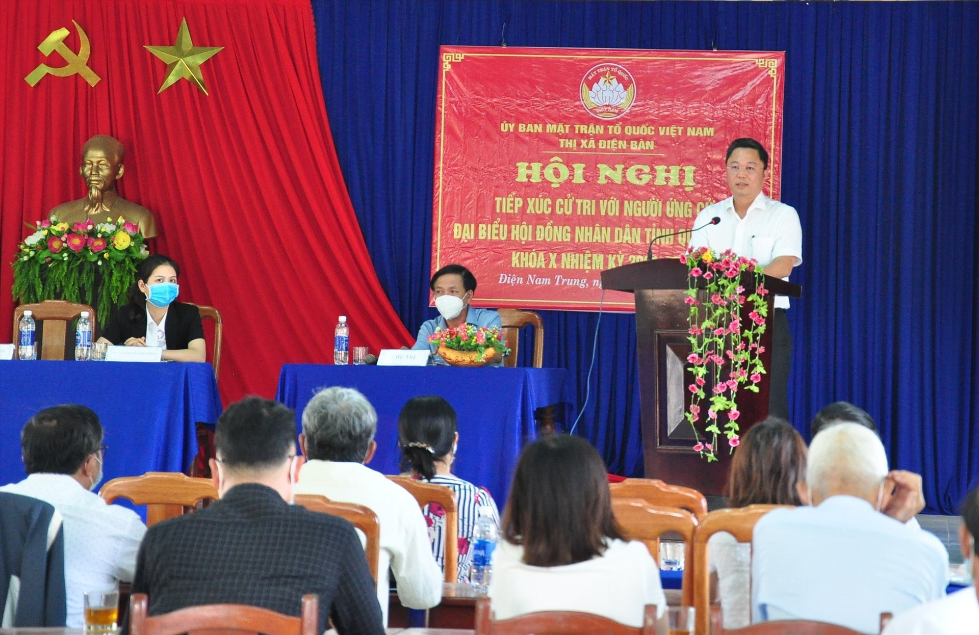 Chủ tịch UBND tỉnh Lê Trí Thanh tiếp xúc cử tri vận động bầu cử tại Điện Bàn. Ảnh: VINH ANH
