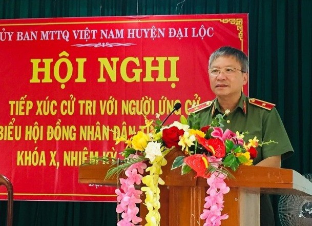 Thiếu tướng Nguyễn Đức Dũng - Giám đốc Công an tỉnh, ứng cử viên HĐND tỉnh tiếp xúc với cử tri Đại Lộc. Ảnh: N.DUY
