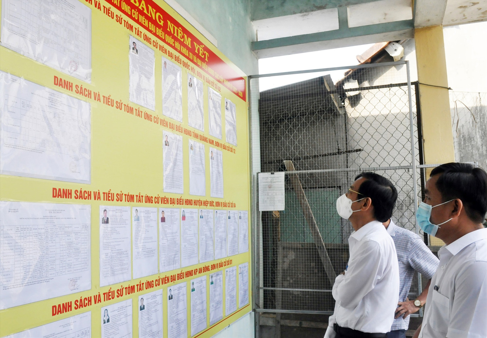 Trưởng ban Tổ chức Tỉnh ủy Nguyễn Chín kiểm tra việc niêm yết danh sách ứng cử viên đại biểu dân cử các cấp tại khu vực bỏ phiếu khối phố An Đông. Ảnh: N.Đ