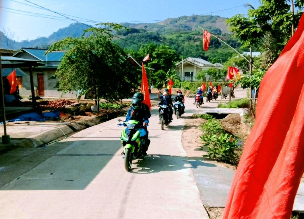 Lực lượng thanh niên, dân quân các xã biên giới Nam Giang tuyên truyền về cuộc bầu cử sớm đến từng hộ dân. Ảnh: Đ.N