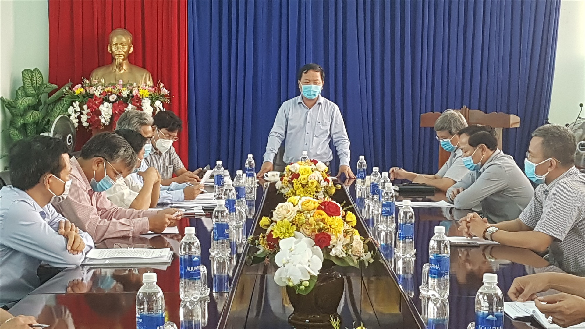 Phó Chủ tịch UBND tỉnh Nguyễn Hồng Quang làm việc với chủ đầu tư và các doanh nghiệp trong KCN Điện Nam - Điện Ngọc. Ảnh: D.L