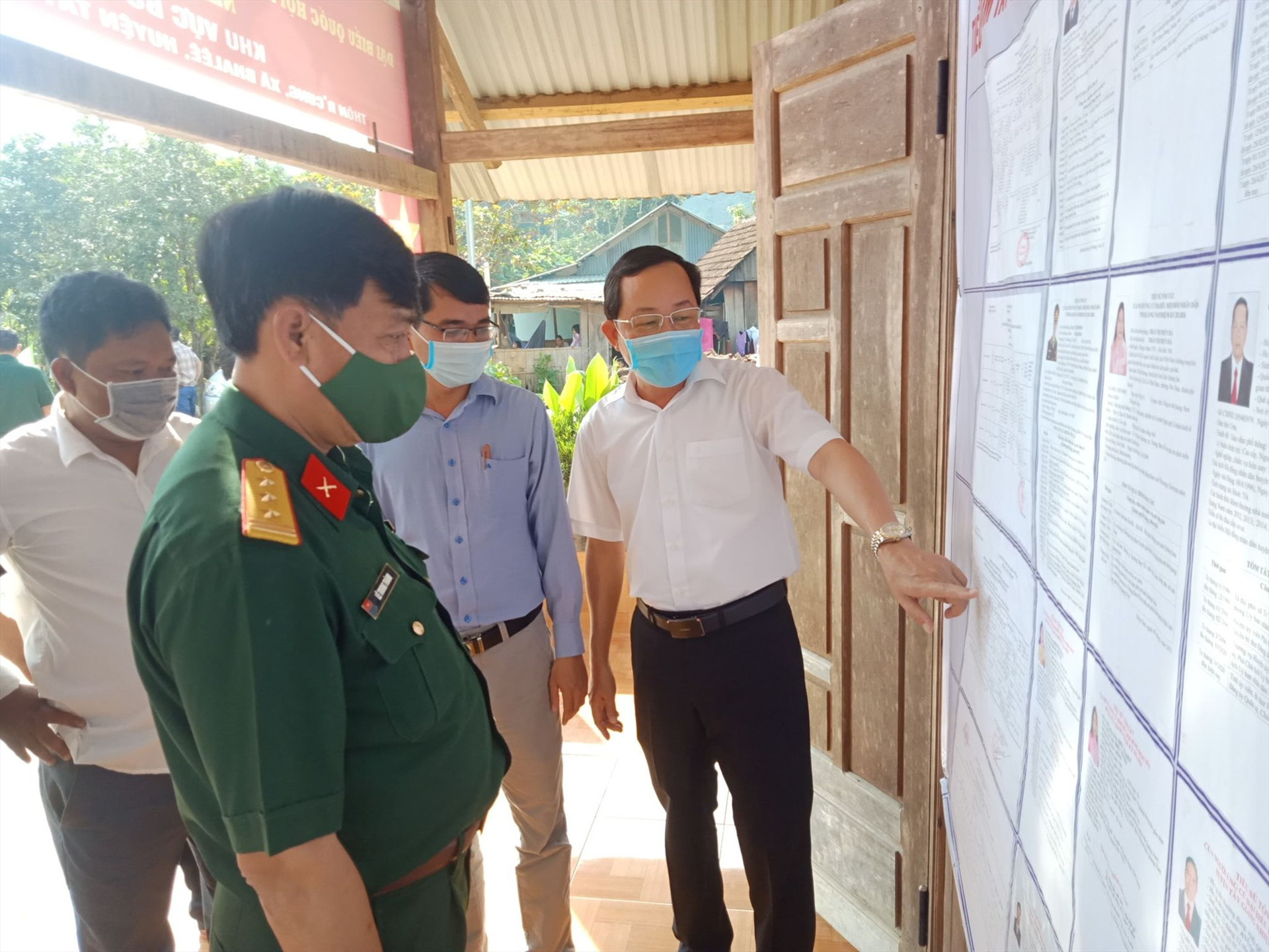 Đoàn kiểm tra giám sát số 6 UBBC tỉnh kiểm tra tại khu vực bỏ phiếu xã Bha Lêê (Tây Giang). Ảnh H.Thúy