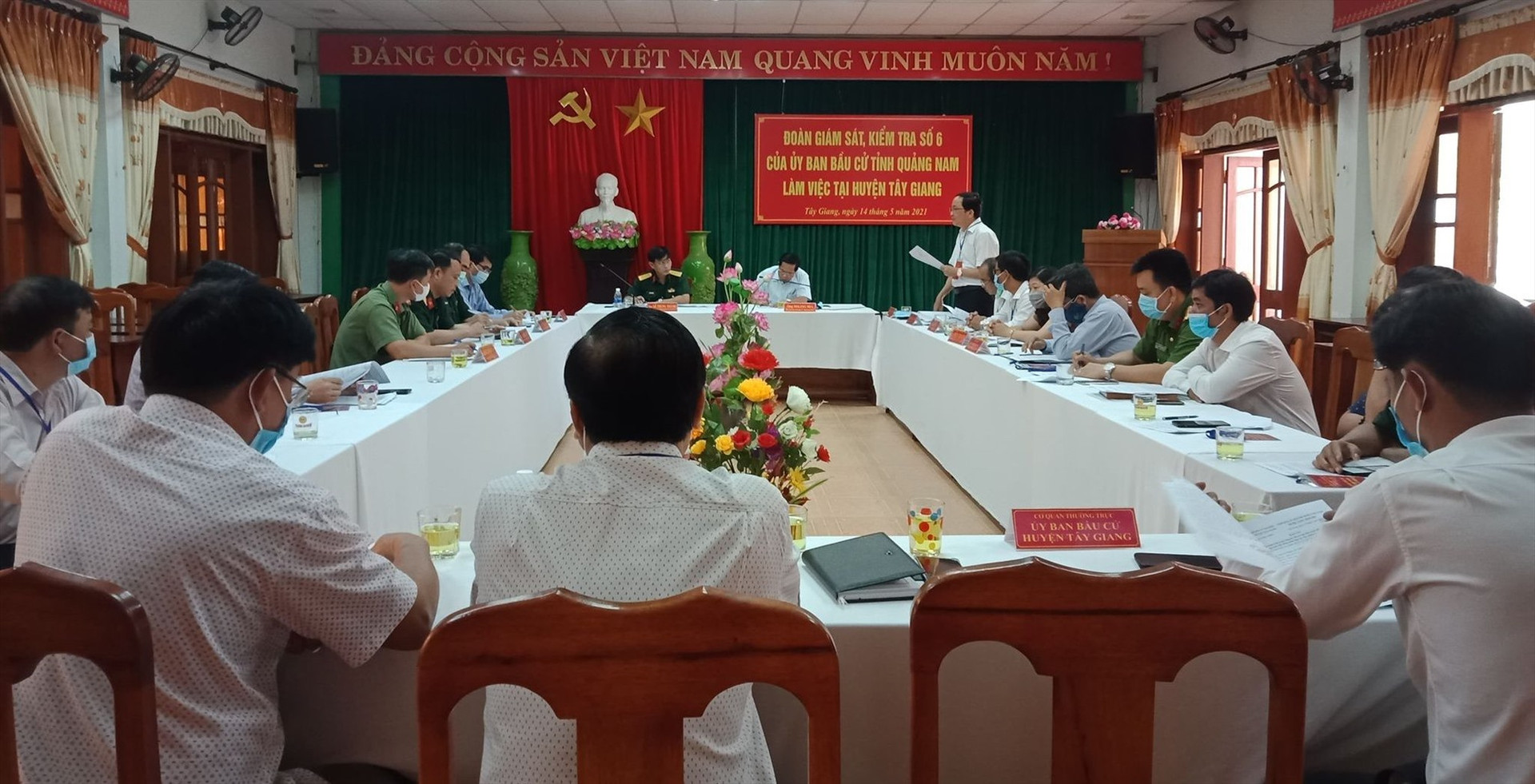 UBBC huyện Tây Giang báo cáo nhanh công tác chuẩn bị bầu cử đoàn kiểm tra. Ảnh H.Thúy