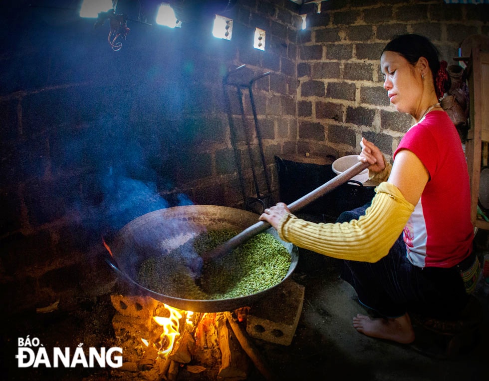Nếp được chọn đưa vào rang trên chảo lửa bằng than củi.