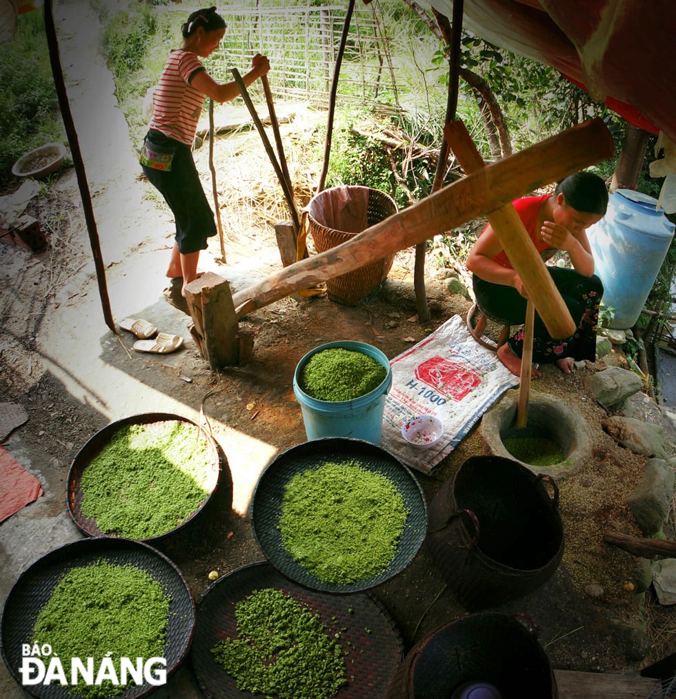  Nếp được giã bằng cối thủ công.