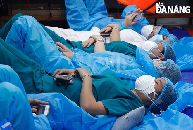 Phút giây nghỉ ngơi ngắn ngủi trước khi tiếp tục công việc. Ảnh: XUÂN DŨNG