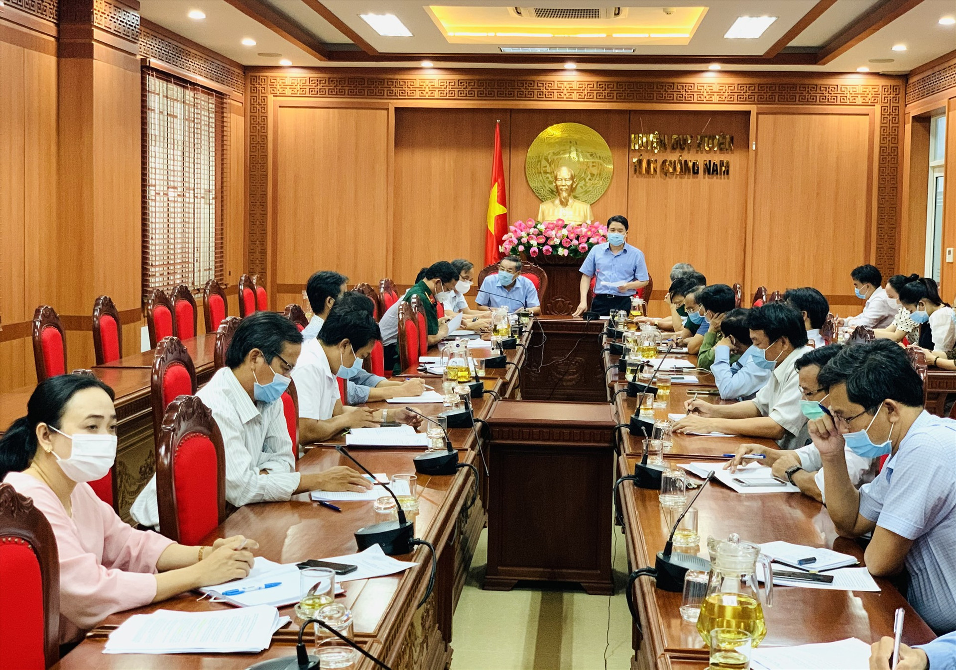 Phó Chủ tịch UBND tỉnh Trần Văn Tân phát biểu chỉ đạo tại buổi làm việc với lãnh đạo huyện Duy Xuyên chiều 14.5. Ảnh: T.P