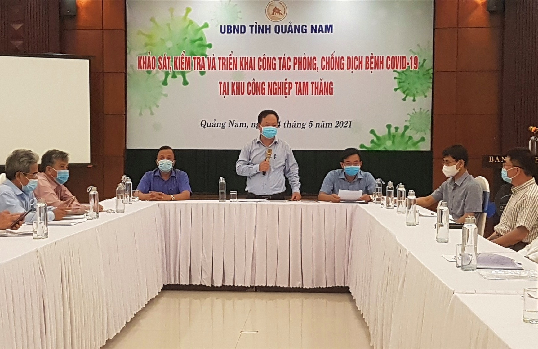 Phó Chủ tịch UBND tỉnh Nguyễn Hồng Quang làm việc với chủ đầu tư và các doanh nghiệp trong KCN Tam Thăng. Ảnh: D.L