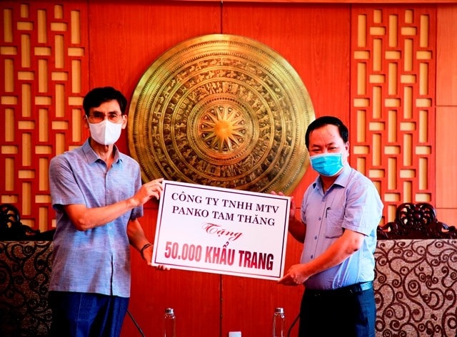 Deputy Chairman of the Quang Nam provincial People’s Committee Nguyen Hong Quang received the donation.