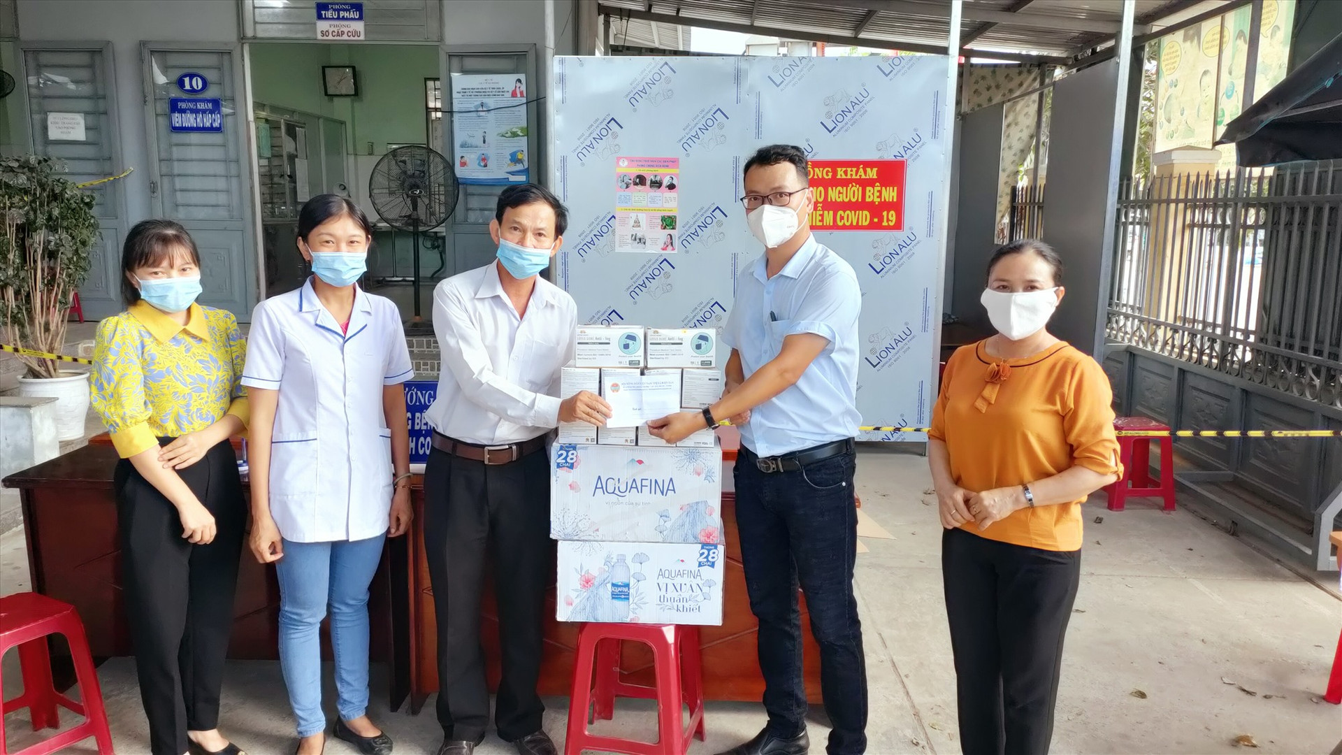 Hội Nông dân thị xã Điện Bàn trao quà hỗ trợ cán bộ y tế. Ảnh: N.T
