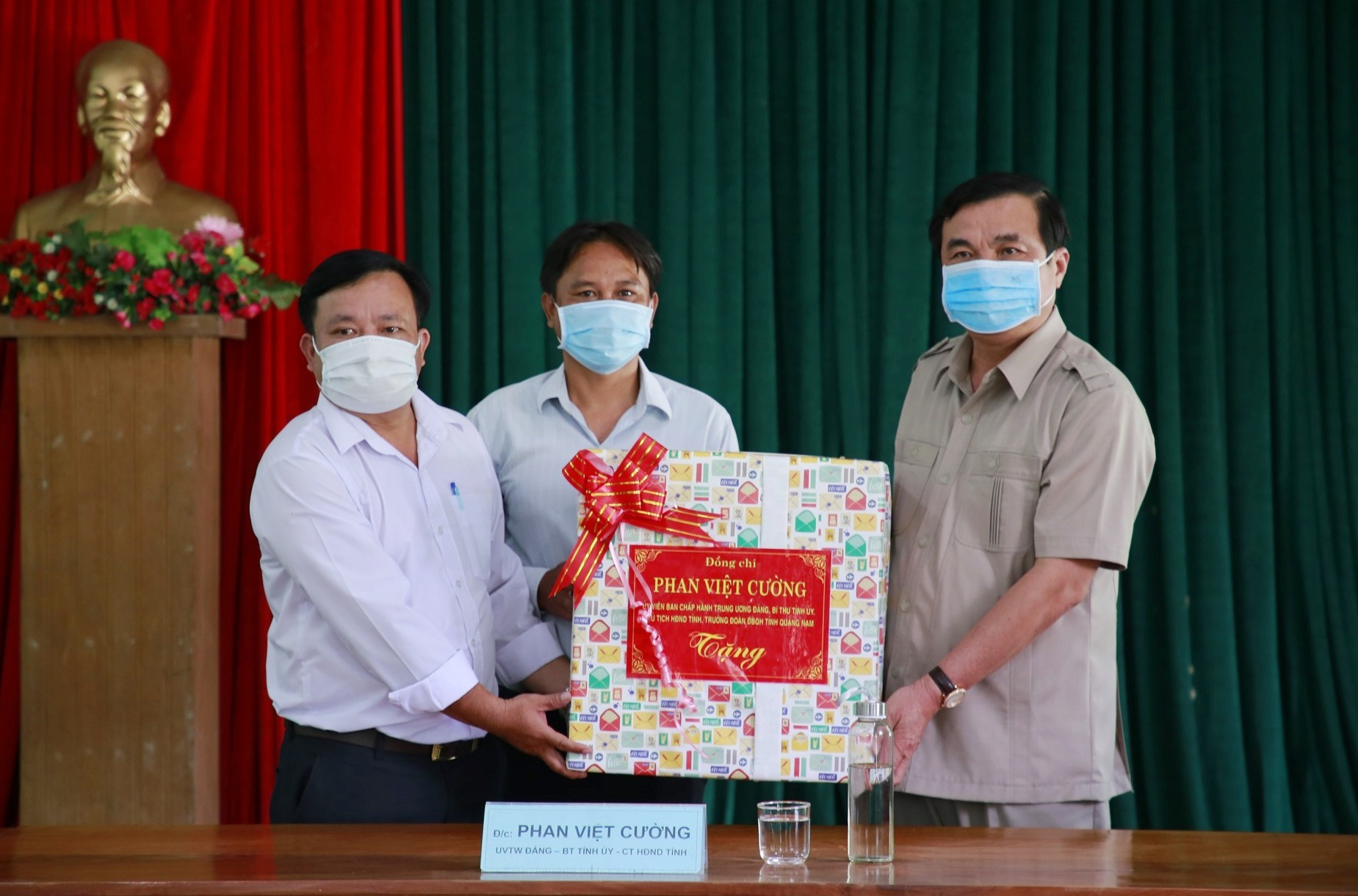 Đồng chí Phan Việt Cường tặng quà cho đại diện lãnh đạo xã La Êê. Ảnh: T.C