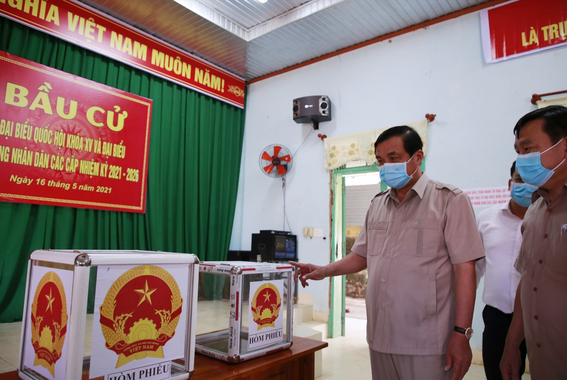 Bí thư Tỉnh ủy Phan Việt Cường kiểm tra một điểm bỏ phiếu tại xã La Êê. Ảnh: T.C