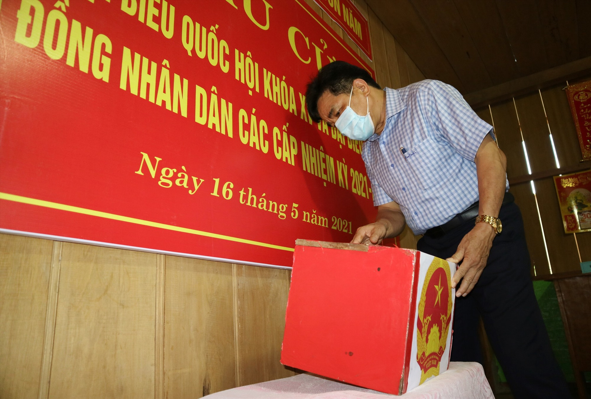 Đồng chí Lê Văn Dũng kiểm tra thùng phiếu tại điểm bầu cử số 2 xã La Dêê. Ảnh: A.N