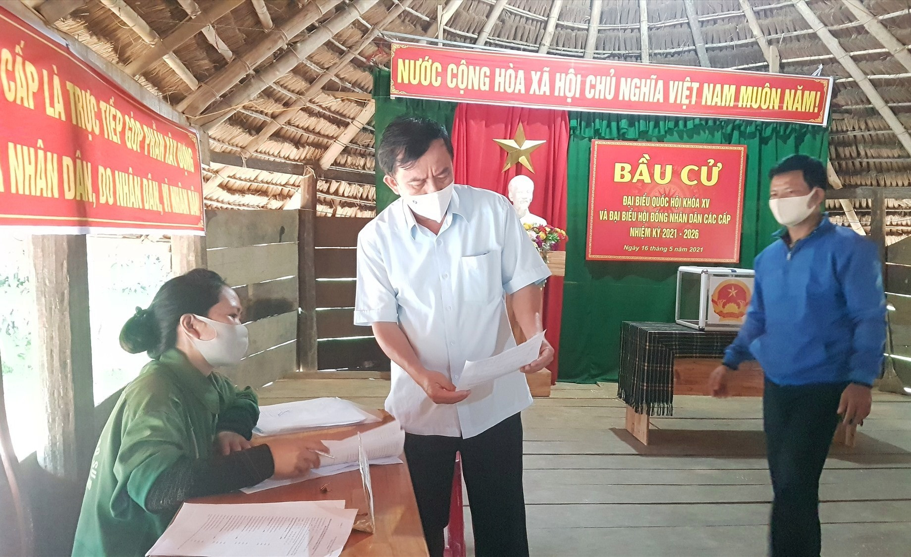Phó Chủ tịch HĐND tỉnh Trần Xuân Vinh kiểm tra tại một điểm bỏ phiếu bầu cử. Ảnh: D.L