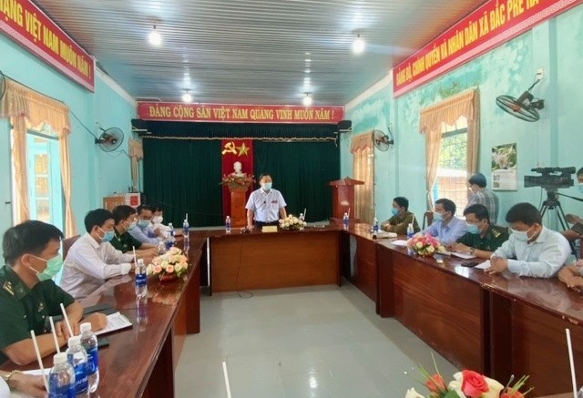 Chủ tịch UBND tỉnh Lê Trí Thanh làm việc với UBND xã Đắc Pre. Ảnh: P.A