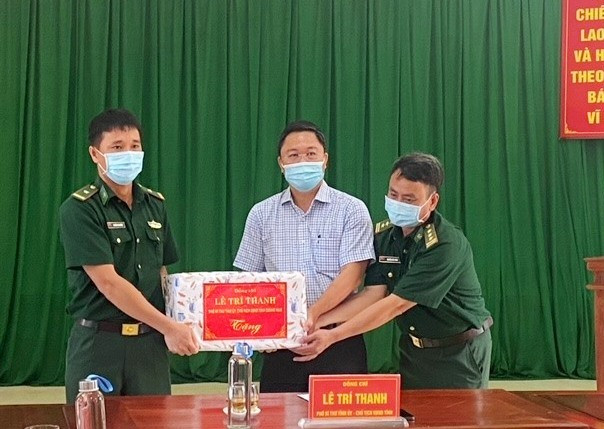 Chủ tịch UBND tỉnh Lê Trí Thanh thăm và tặng quà cho cán bộ chiến sĩ Đồn Biên phòng Đắc Pring