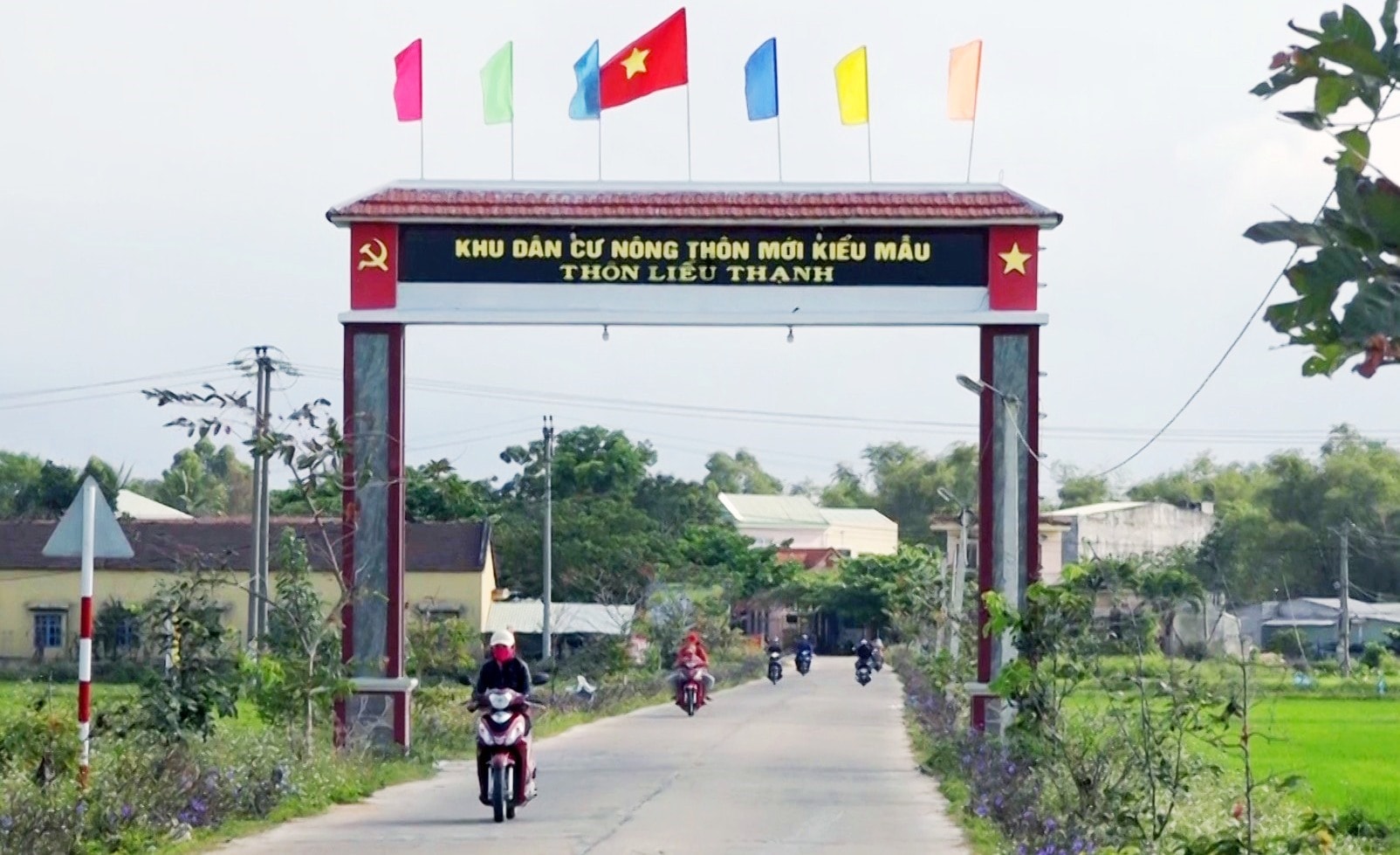 hăng Bình quan tâm đầu tư các tuyến đường ĐH đạt chuẩn, tạo thuận lợi cho việc đi lại, vận chuyển nông sản của người dân. Ảnh M.T