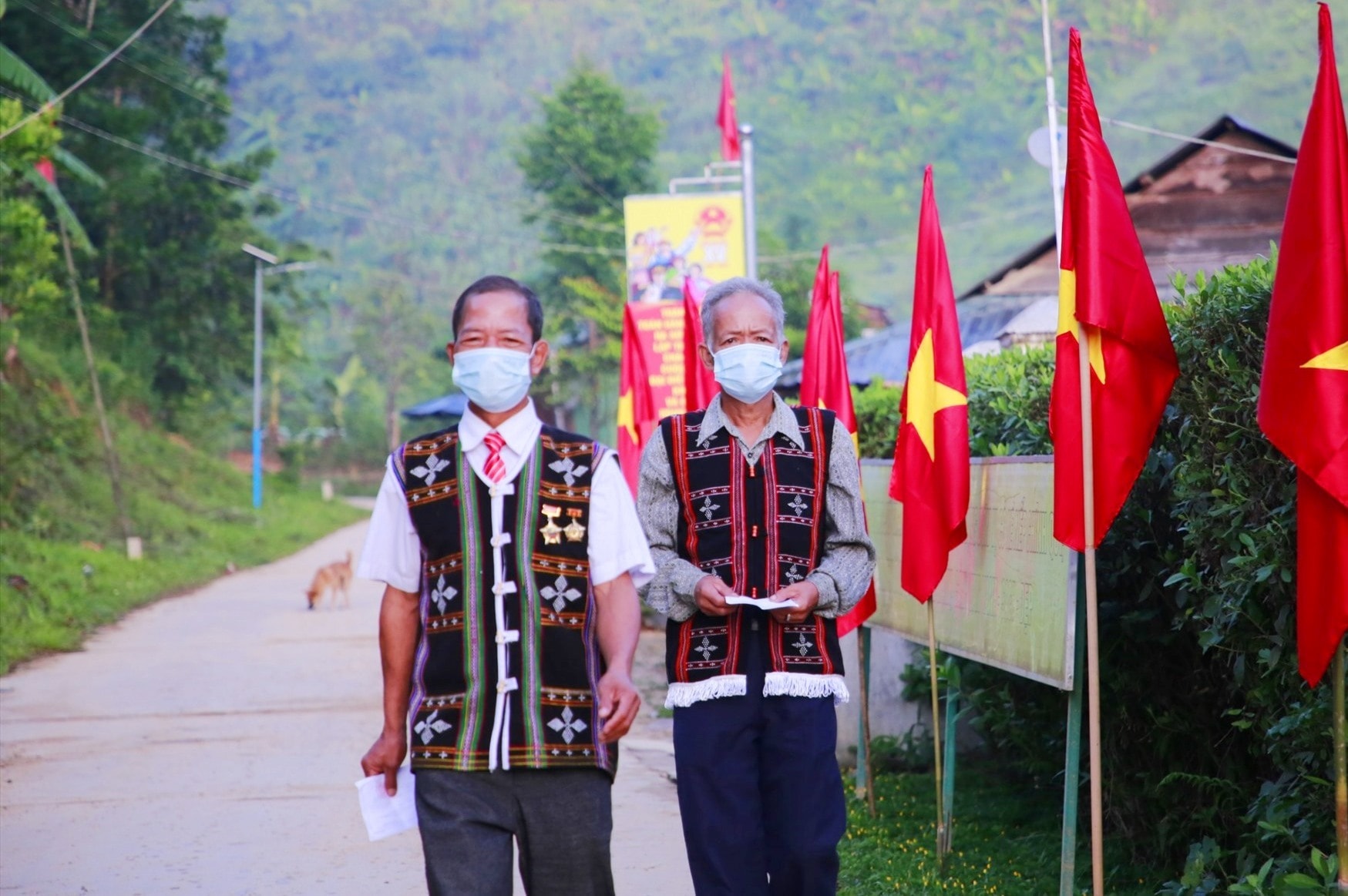 Cử tri thôn Pà Oi của xã La Êê nô nức đi bầu cử. Ảnh: T.C