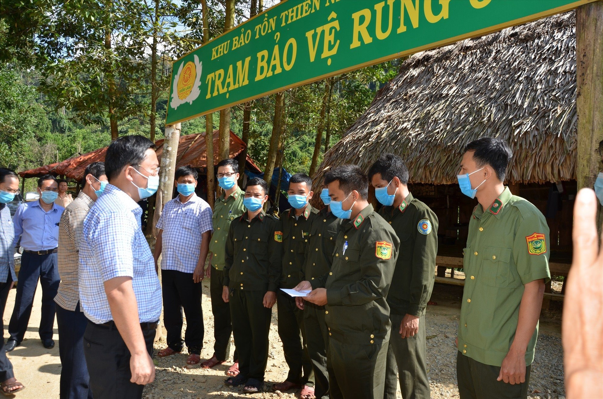 Chủ tịch UBND tỉnh Lê Trí Thanh kiểm tra tại chốt 727 thuộc Đồn Biên phòng Đắc Pring. Ảnh: PHÚC - ANH