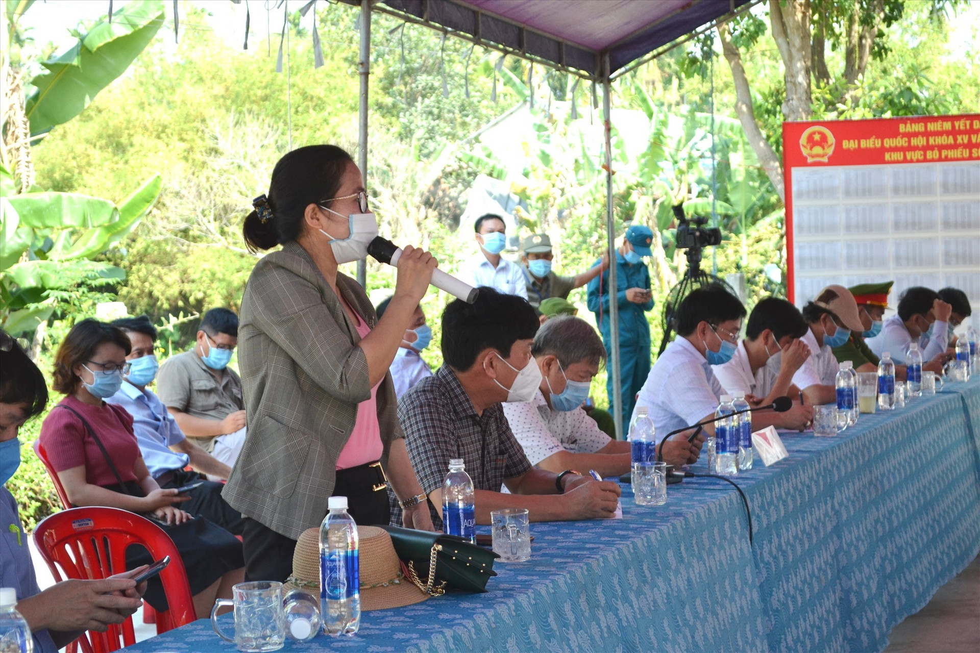 Bà Trần Thị Kim Hoa đề nghị UBBC thị xã gửi clip buổi diễn tập để Sở Nội vụ chuyển cho các địa phương trên địa bàn tỉnh tham khảo, áp dụng. Ảnh: TÚ-ĐOAN