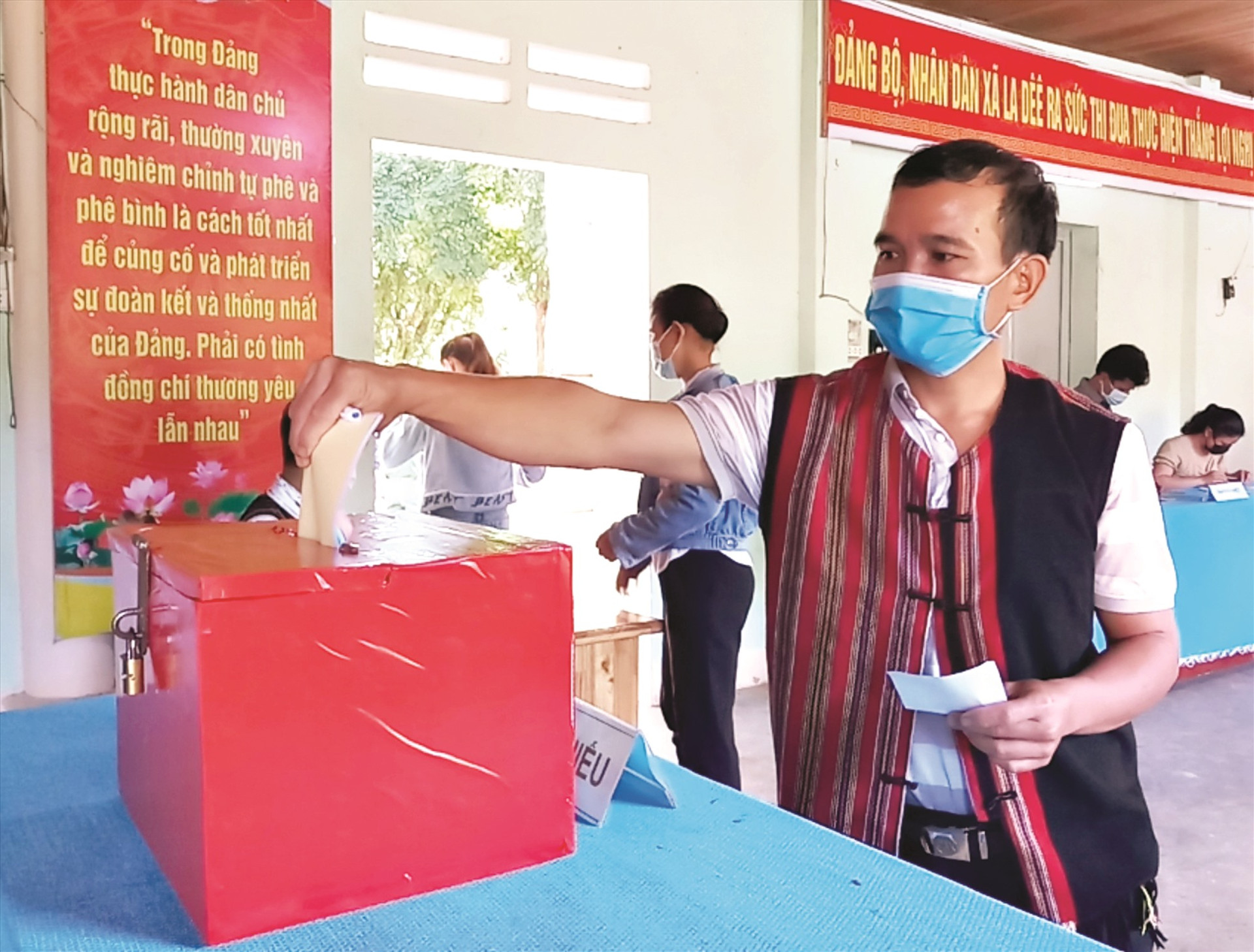 Không khí bầu cử sớm ở vùng cao Nam Giang. Ảnh: ALĂNG NGƯỚC