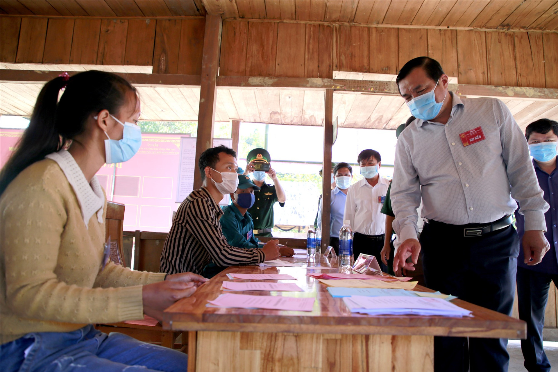 Bí thư Tỉnh ủy, Chủ tịch Ủy ban Bầu cử tỉnh Phan Việt Cường kiểm tra công tác bầu cử sớm tại xã La Êê. Ảnh: THÀNH CÔNG