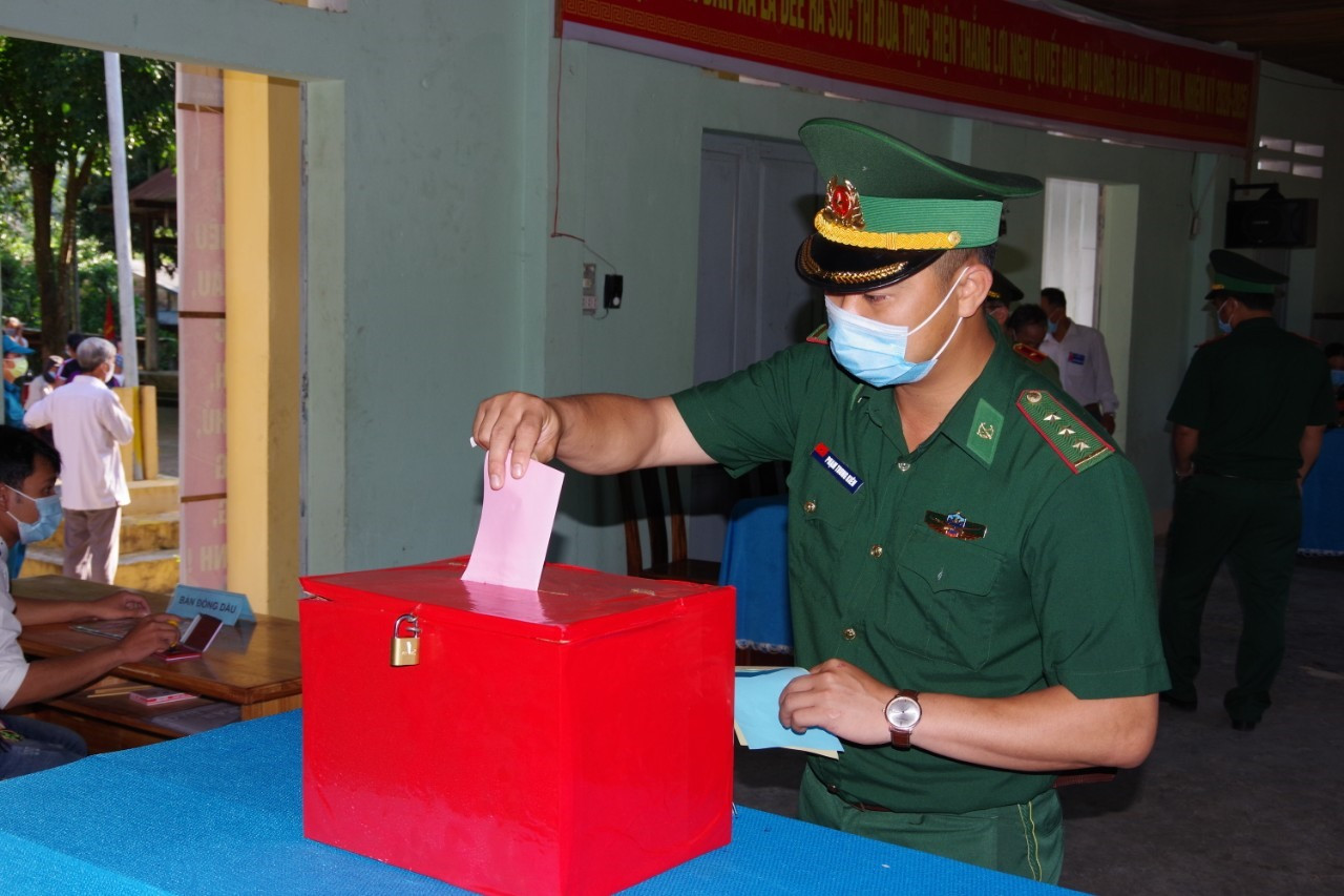 Chiến sĩ biên phòng thực hiện việc bầu cử sớm tại điểm bầu cử số 2 xã La Dêê. Ảnh: HUỲNH CHÍN