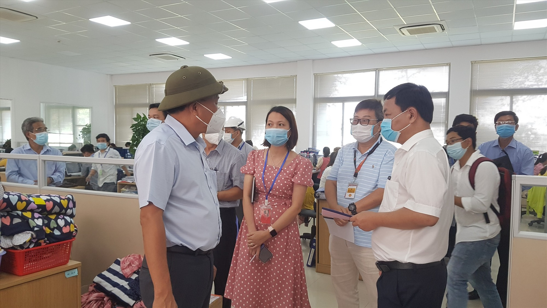 Phó Chủ tịch UBND tỉnh Nguyễn Hồng Quang kiểm tra công tác phòng chống dịch trong doanh nghiệp vào cuối tuần qua. Ảnh: D.L
