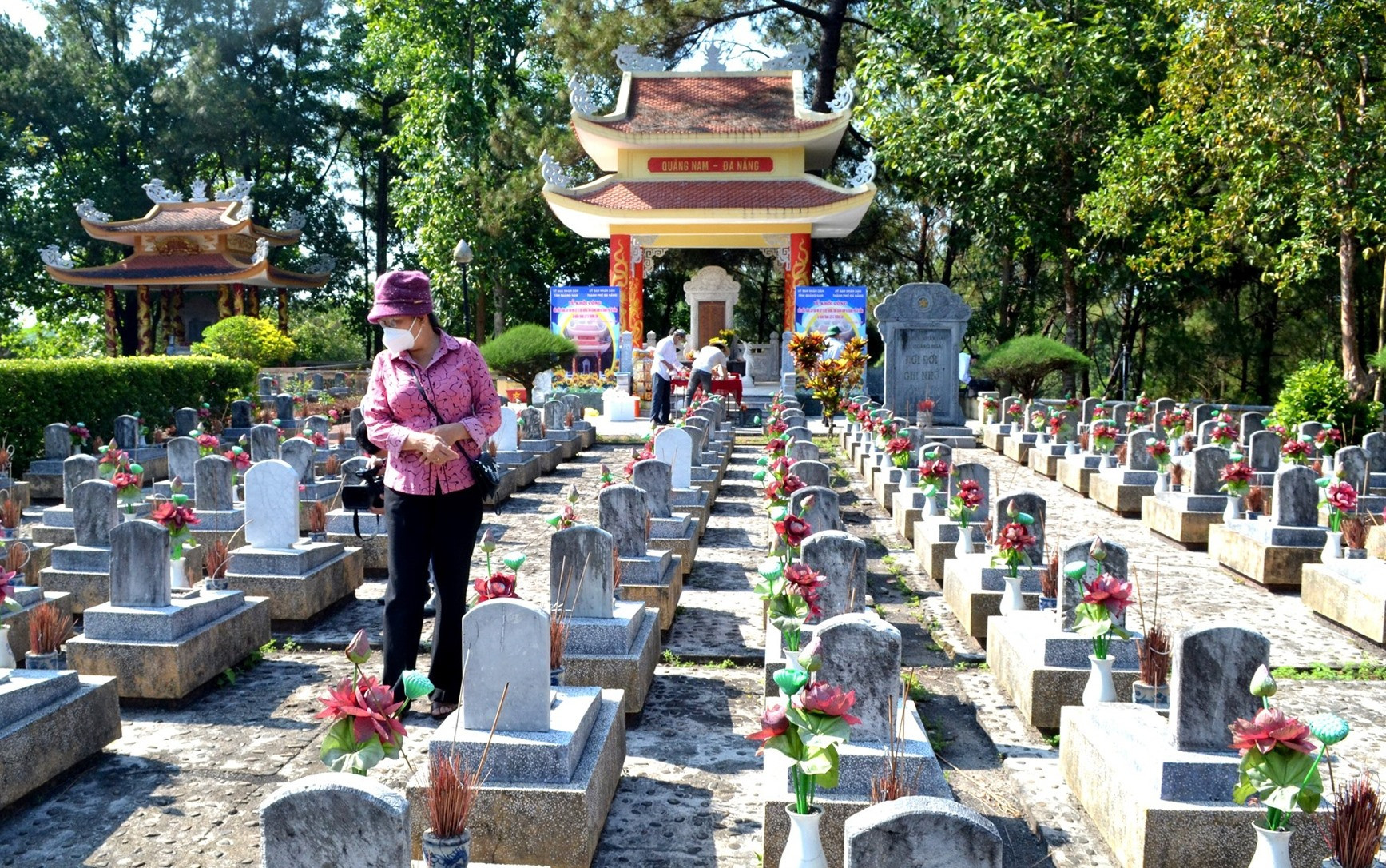 Khu mộ liệt sĩ quê hương Quảng Nam - Đà Nẵng đã xuống cấp cần được đầu tư tôn tạo. Ảnh: Q.VIỆT