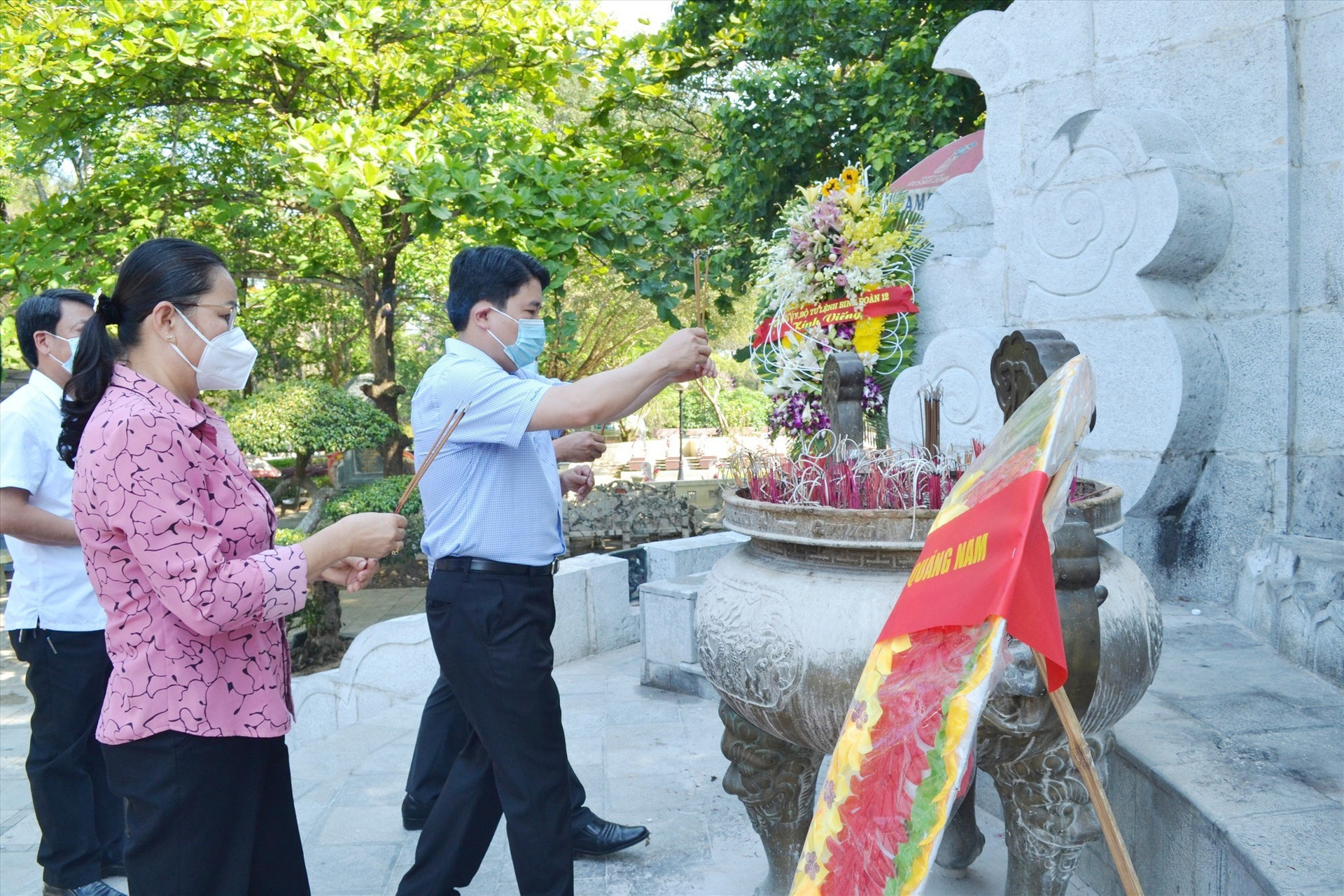 Phó Chủ tịch UBND tỉnh Trần Văn Tân và đoàn công tác viếng hương các anh hùng liệt sĩ ở Nghĩa trang liệt sĩ Trường Sơn. Ảnh: Q.VIỆT