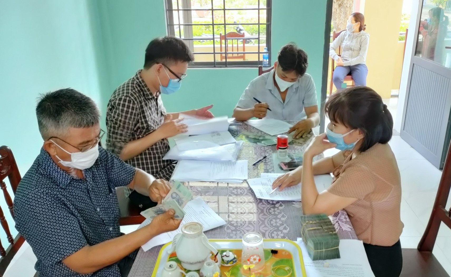 Giải ngân quỹ Hỗ trợ nông dân tỉnh cho 20 hộ vay tại 2 xã Điện Quang và Điện Trung nhằm chăn nuôi giống bò 3B. Ảnh: N.Trang