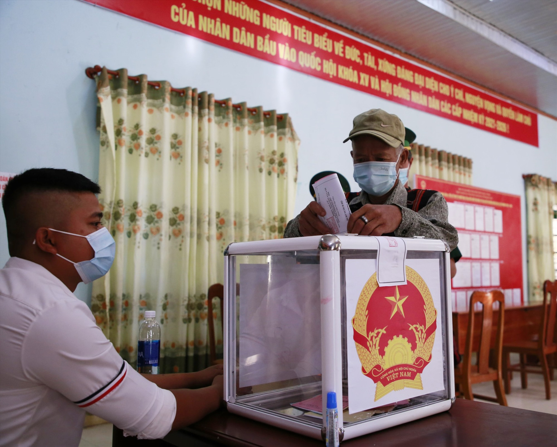 Kết quả việc tổ chức bầu cử sớm ngày 16.5 tại 6 xã vùng biên của huyện Nam Giang được UBBC tỉnh đánh giá, rút kinh nghiệm vào chiều nay 17.5. Ảnh: N.Đ