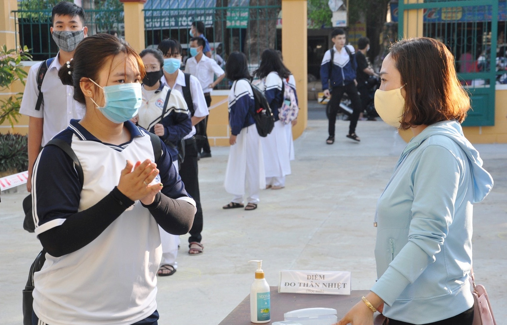 Cho phep học sinh đến trường kiểm tra học kỳ II nhưng phải thực hiện nghiêm túc quy định phòng chống dịch Covid -19. Ảnh: X.P