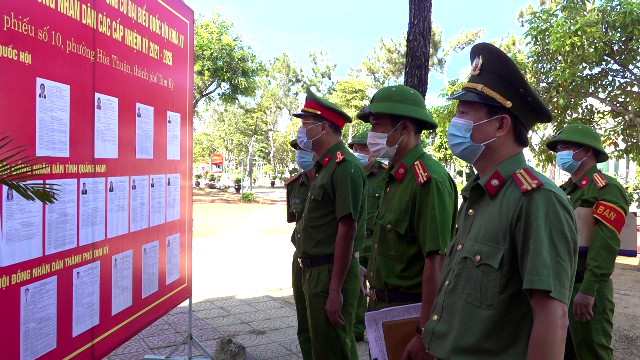 Thượng tá Hồ Song Ân - Phó Giám đốc Công an tỉnh kiểm tra công tác chuẩn bị bầu cử tại Trại tạm giam.